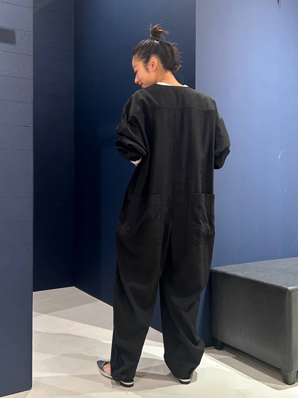 ホワイト系のTシャツ/カットソー、ブラック系のつなぎ/オールインワンを着用したレディースの春コーディネートの4枚目の写真