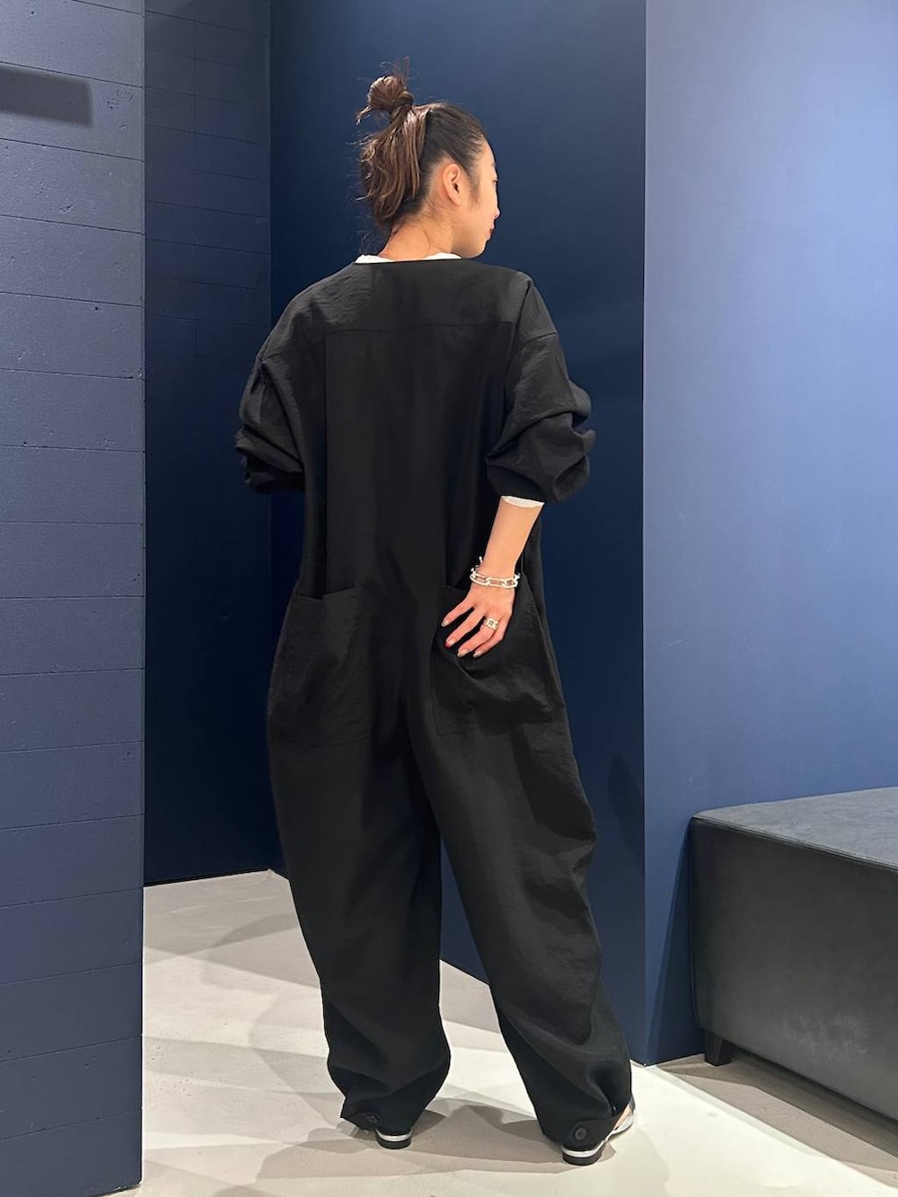 ホワイト系のTシャツ/カットソー、ブラック系のつなぎ/オールインワンを着用したレディースの春コーディネートの5枚目の写真