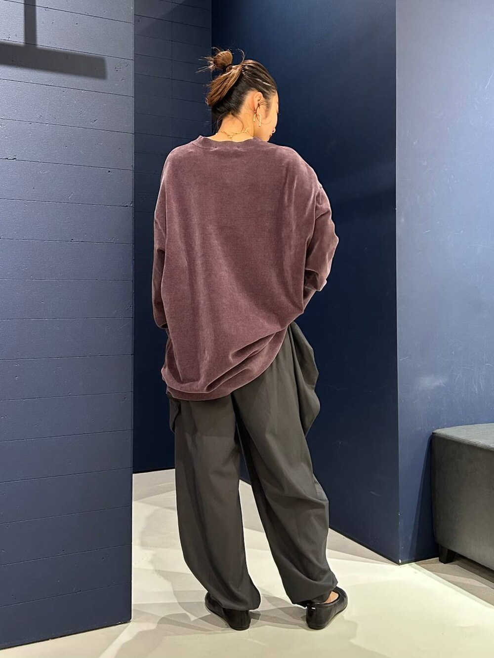 グレー系のその他パンツ、グレー系のニット/セーター、ゴールド系のチョーカーを着用したレディースの夏コーディネートの4枚目の写真