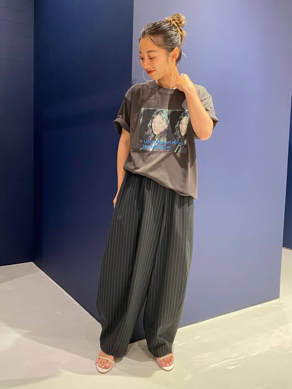 ブラック系のその他パンツを着用したレディースの夏コーディネートの3枚目の写真