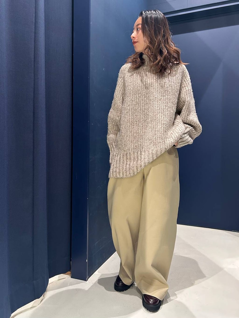 ブラウン系のその他パンツ、ベージュ系のニット/セーターを着用したレディースの冬コーディネートの2枚目の写真