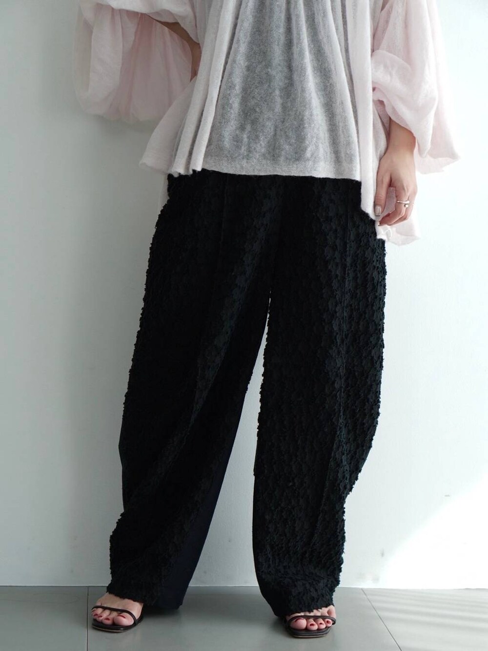 ブラック系のその他パンツ、ピンク系のニット/セーターを着用したレディースの夏コーディネートの5枚目の写真