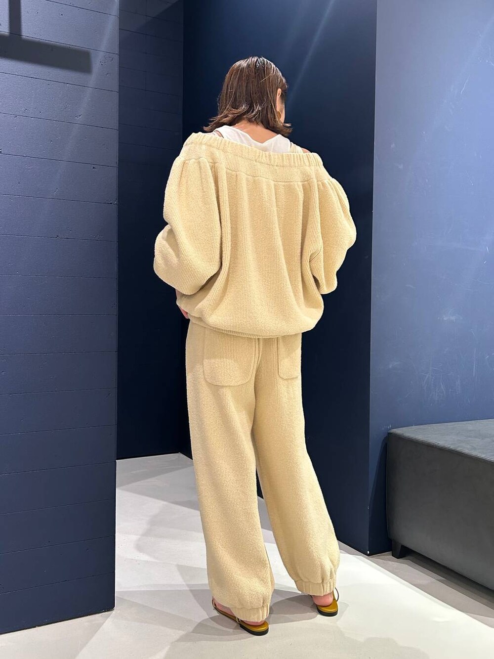 ホワイト系のタンクトップ、ホワイト系のその他パンツ、ホワイト系のカーディガン/ボレロを着用したレディースの夏コーディネートの5枚目の写真