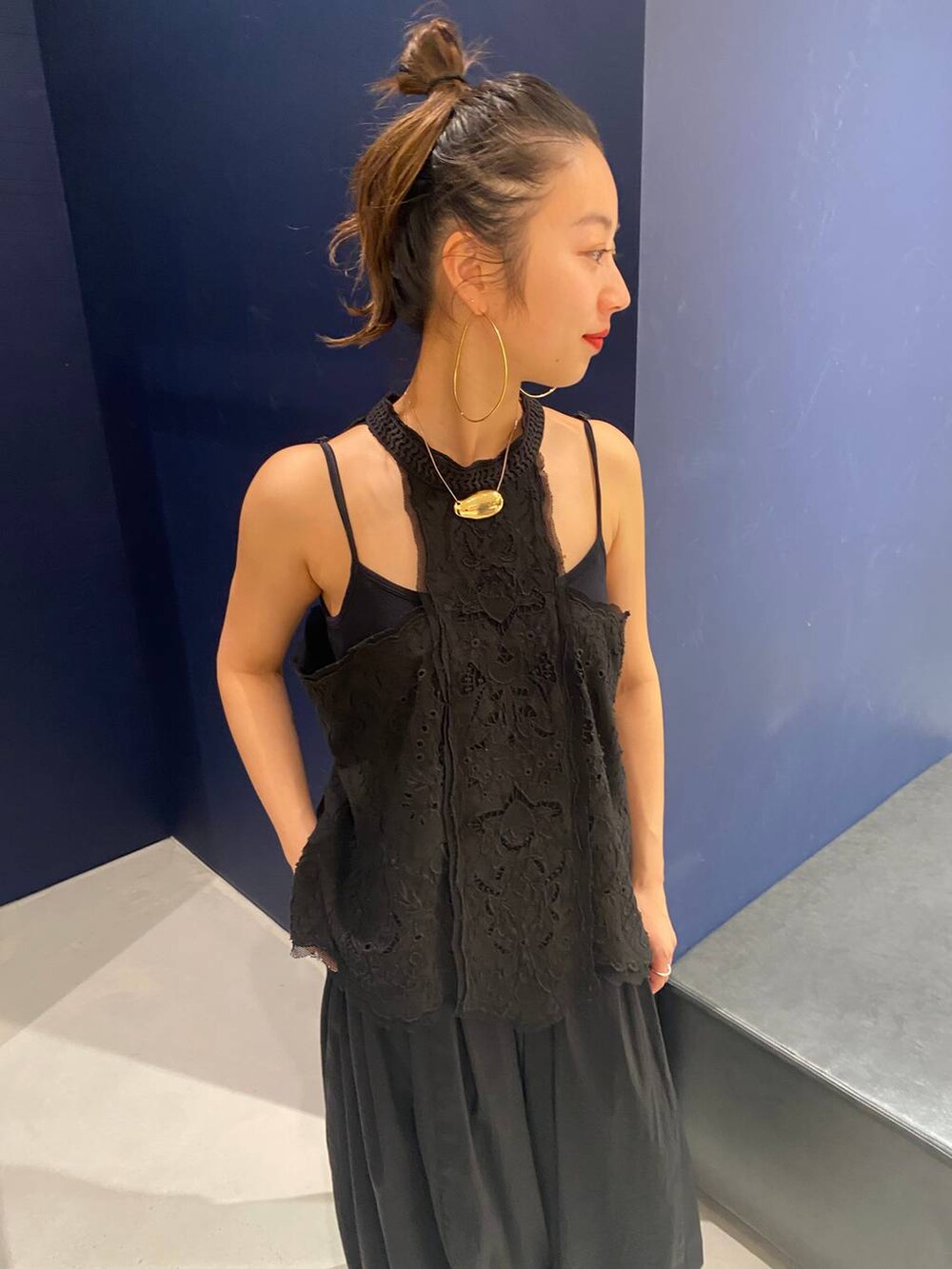 ブラック系のその他パンツ、ブラック系のシャツ/ブラウス、ブラック系のシャツ/ブラウスを着用したレディースの春コーディネートの5枚目の写真