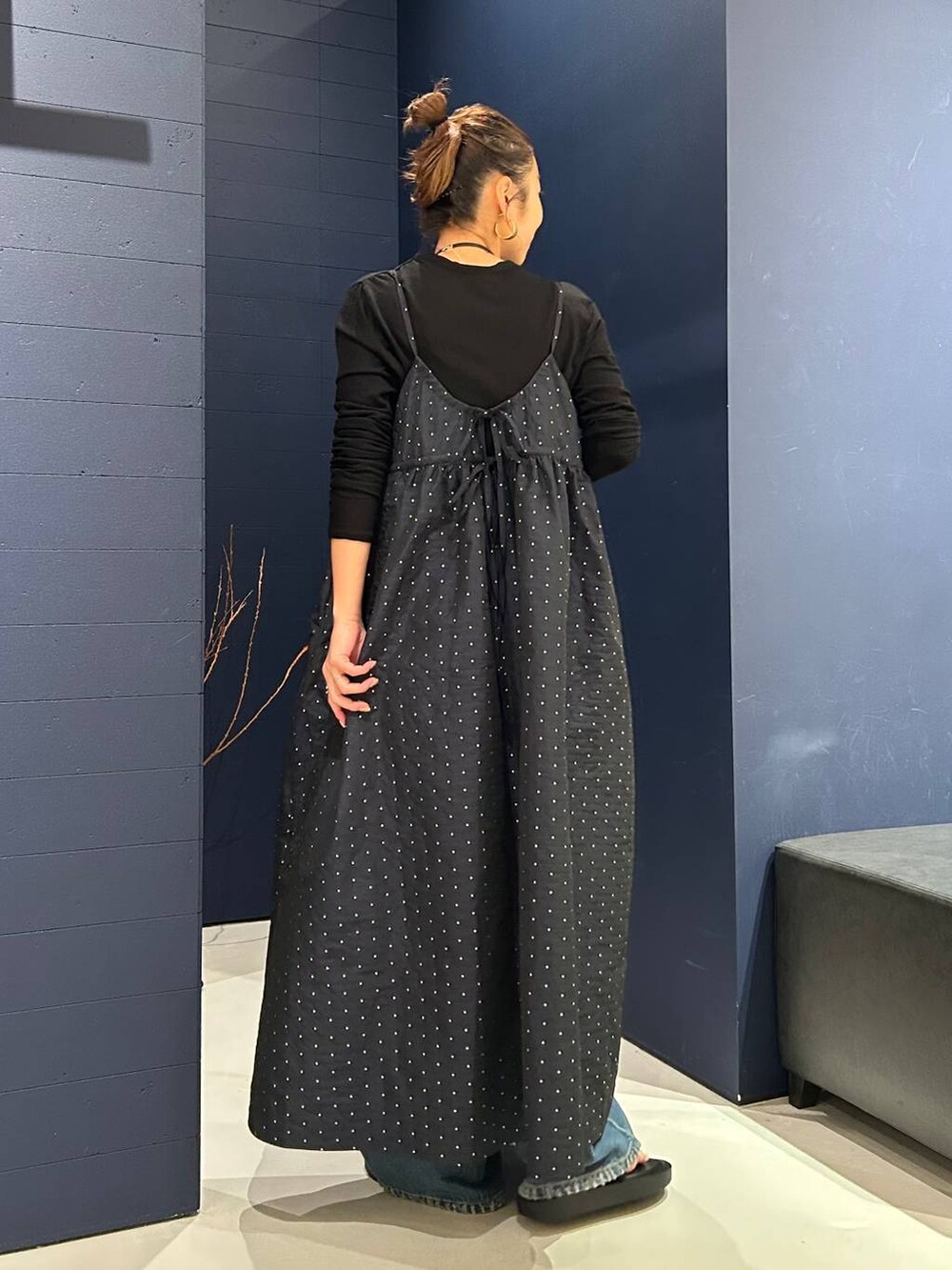 ブラック系のTシャツ/カットソー、ブラック系のサンダル、ブルー系のデニムパンツを着用したレディースの夏コーディネートの4枚目の写真