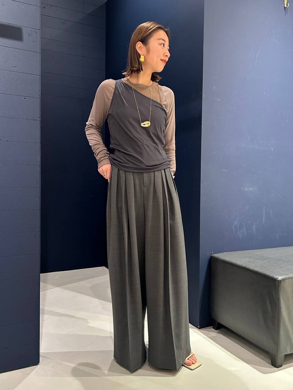 グレー系のその他パンツ、グレー系のTシャツ/カットソー、ブラウン系のタンクトップを着用したレディースの春コーディネートの5枚目の写真