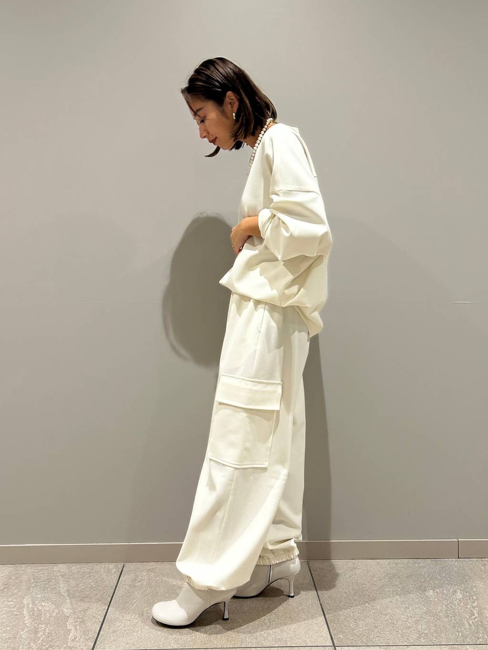 ホワイト系のカーゴパンツ、ホワイト系のスウェットを着用したレディースの秋コーディネートの5枚目の写真