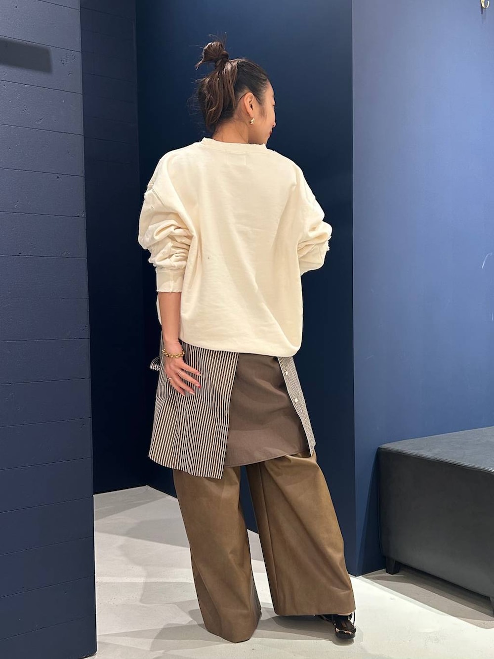 イエロー系のその他パンツ、ブラウン系のシャツ/ブラウス、ゴールド系のブレスレットを着用したレディースの春コーディネートの3枚目の写真