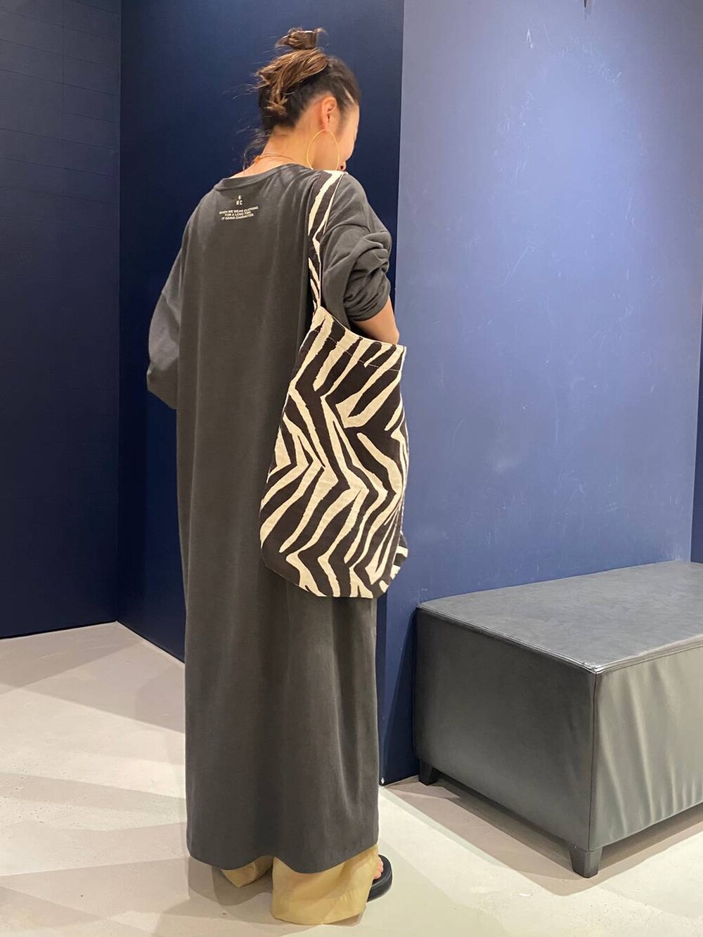 グレー系のワンピース、ベージュ系のその他パンツを着用したレディースの春コーディネートの3枚目の写真