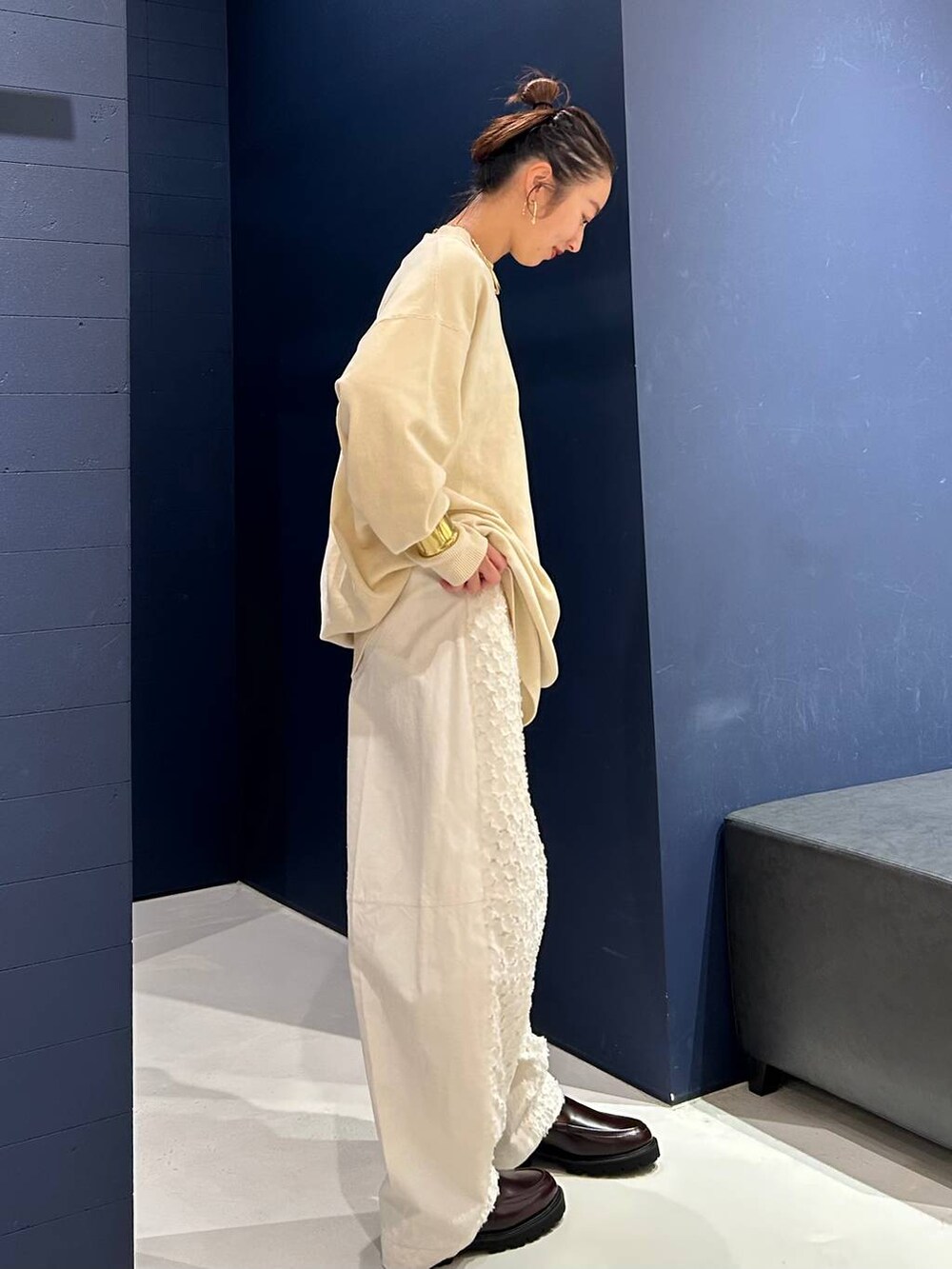 ホワイト系のその他パンツ、ホワイト系のニット/セーター、ゴールド系のバングル/リストバンドを着用したレディースの夏コーディネートの5枚目の写真