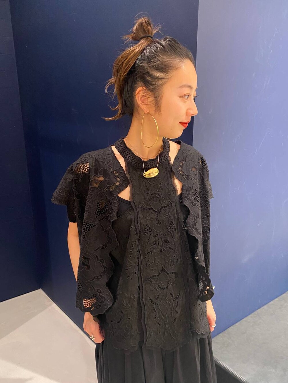 ブラック系のその他パンツ、ブラック系のシャツ/ブラウス、ブラック系のシャツ/ブラウスを着用したレディースの春コーディネートの6枚目の写真