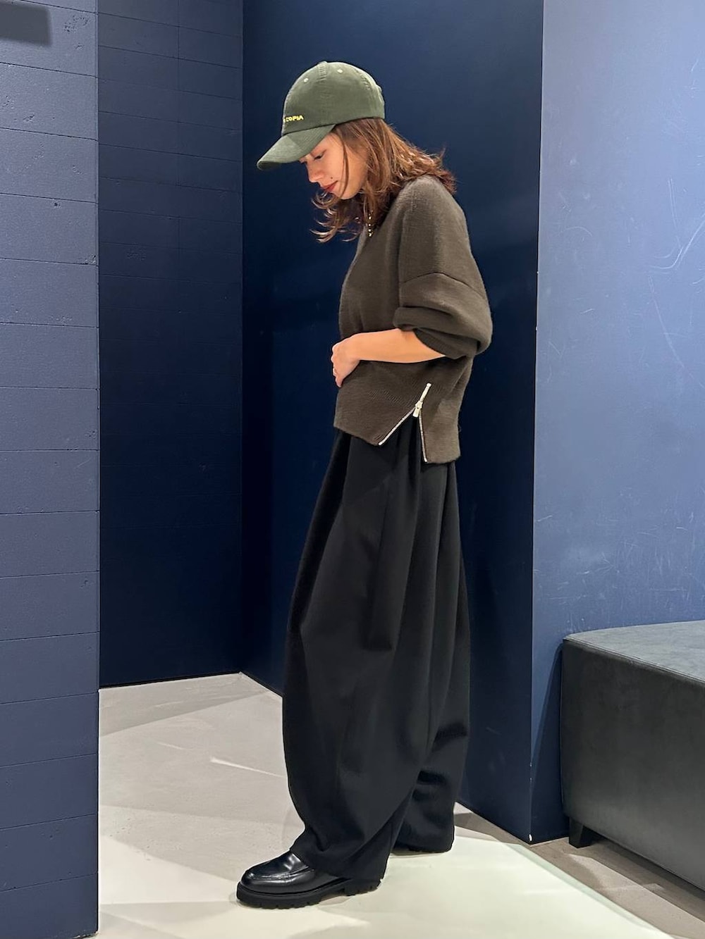 ブラック系のその他パンツ、グリーン系のニット/セーター、ゴールド系のネックレスを着用したレディースの秋コーディネートの3枚目の写真