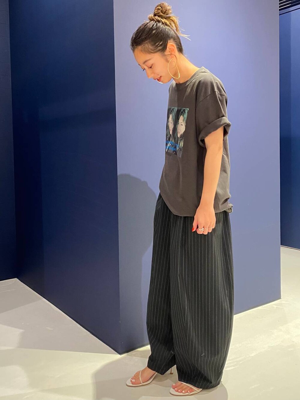 ブラック系のその他パンツを着用したレディースの夏コーディネートの4枚目の写真