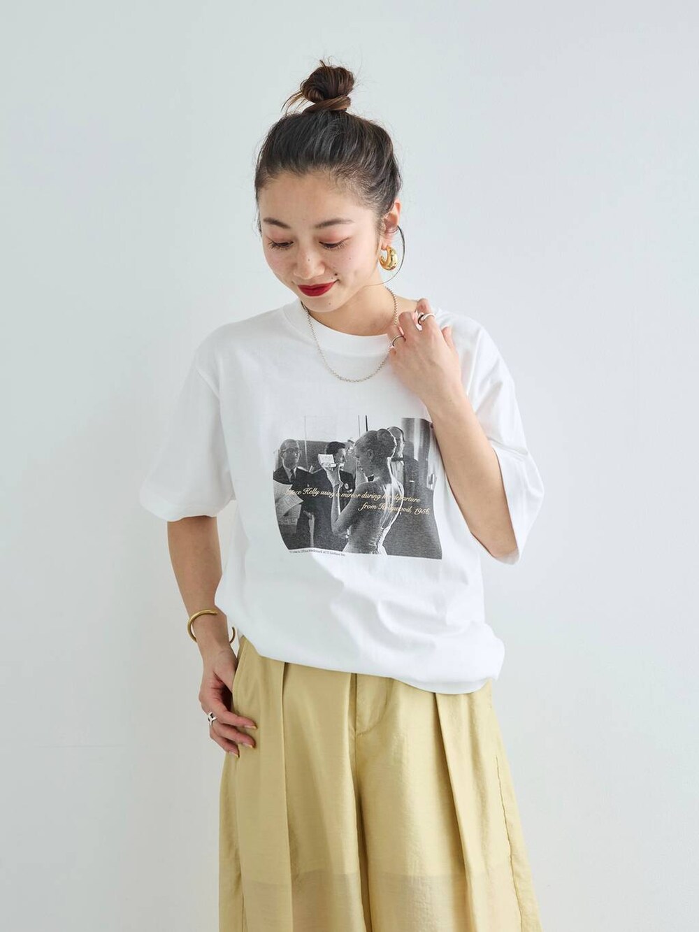 ベージュ系のその他パンツ、ホワイト系のTシャツ/カットソー、ゴールド系のバングル/リストバンドを着用したレディースの春コーディネートの5枚目の写真