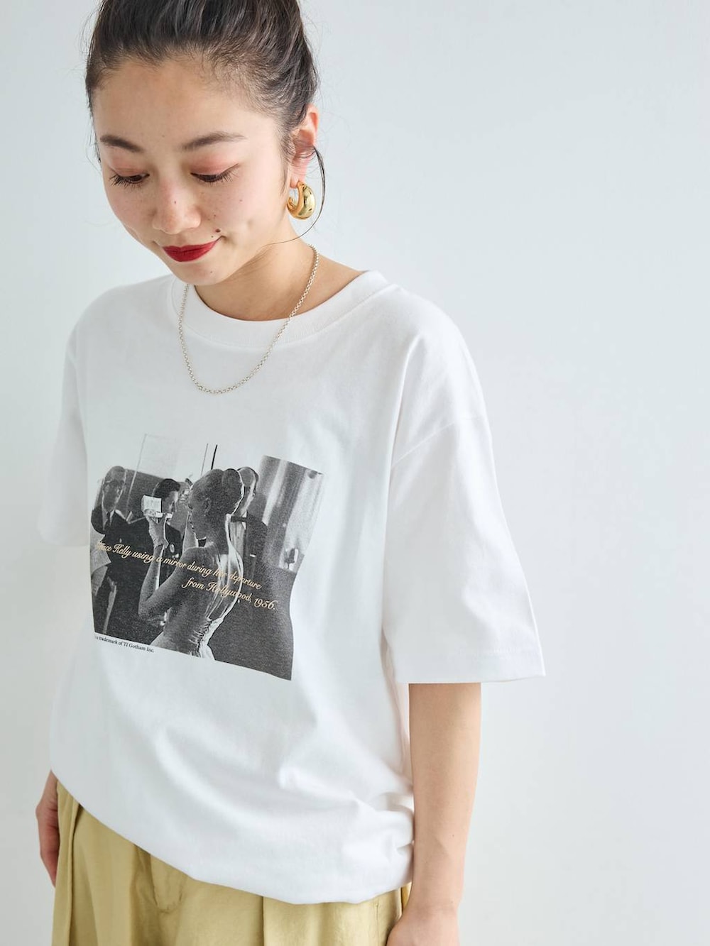 ベージュ系のその他パンツ、ホワイト系のTシャツ/カットソー、ゴールド系のバングル/リストバンドを着用したレディースの春コーディネートの7枚目の写真