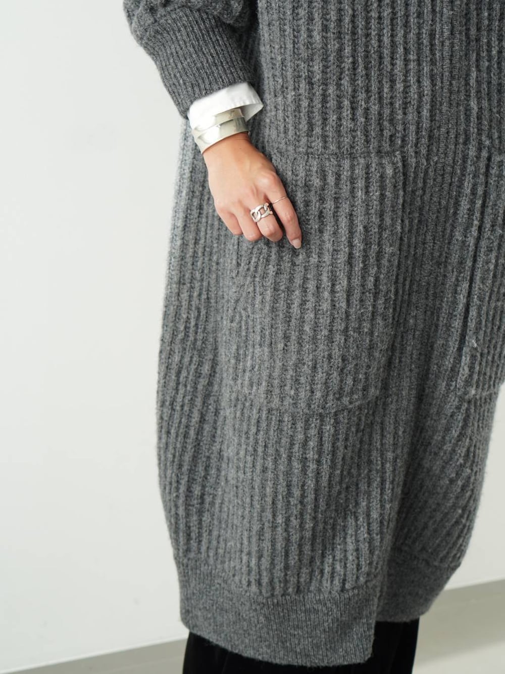 グレー系のカーディガン/ボレロ、ホワイト系のシャツ/ブラウス、ブラック系のその他パンツを着用したレディースの秋コーディネートの5枚目の写真