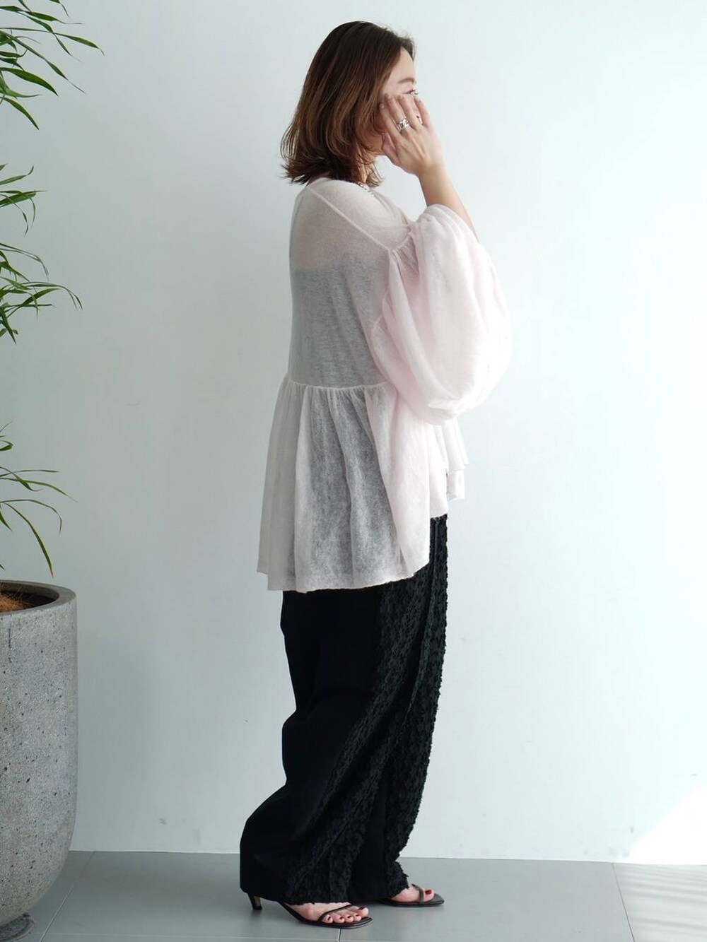 ブラック系のその他パンツ、ピンク系のニット/セーターを着用したレディースの夏コーディネートの3枚目の写真