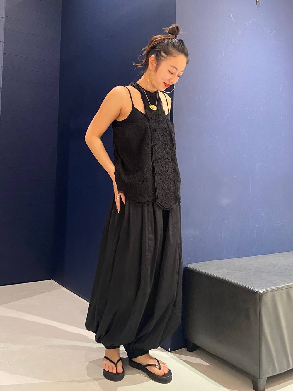 ブラック系のその他パンツ、ブラック系のシャツ/ブラウス、ブラック系のシャツ/ブラウスを着用したレディースの春コーディネートの2枚目の写真