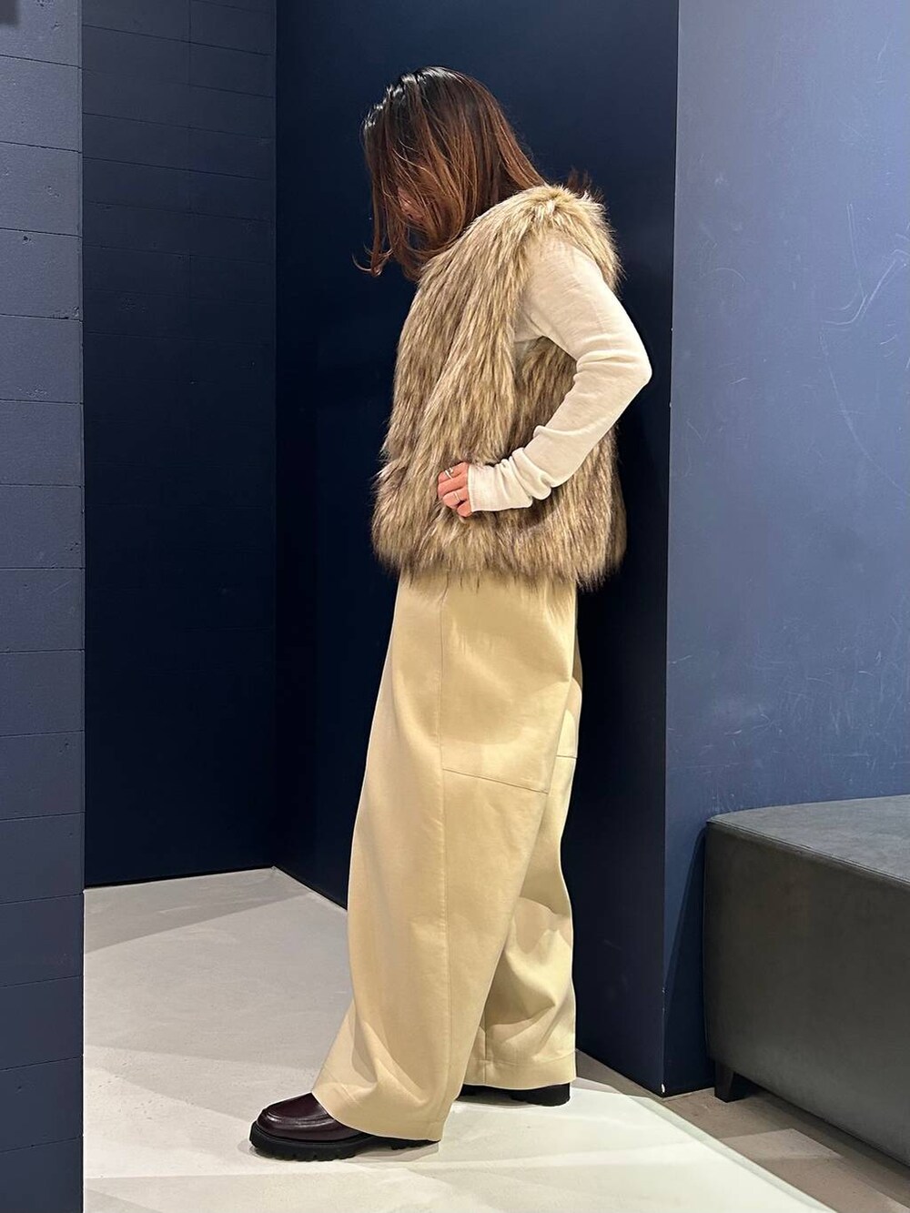 ブラウン系のその他パンツ、ベージュ系のベスト、ホワイト系のニット/セーターを着用したレディースの秋コーディネートの5枚目の写真