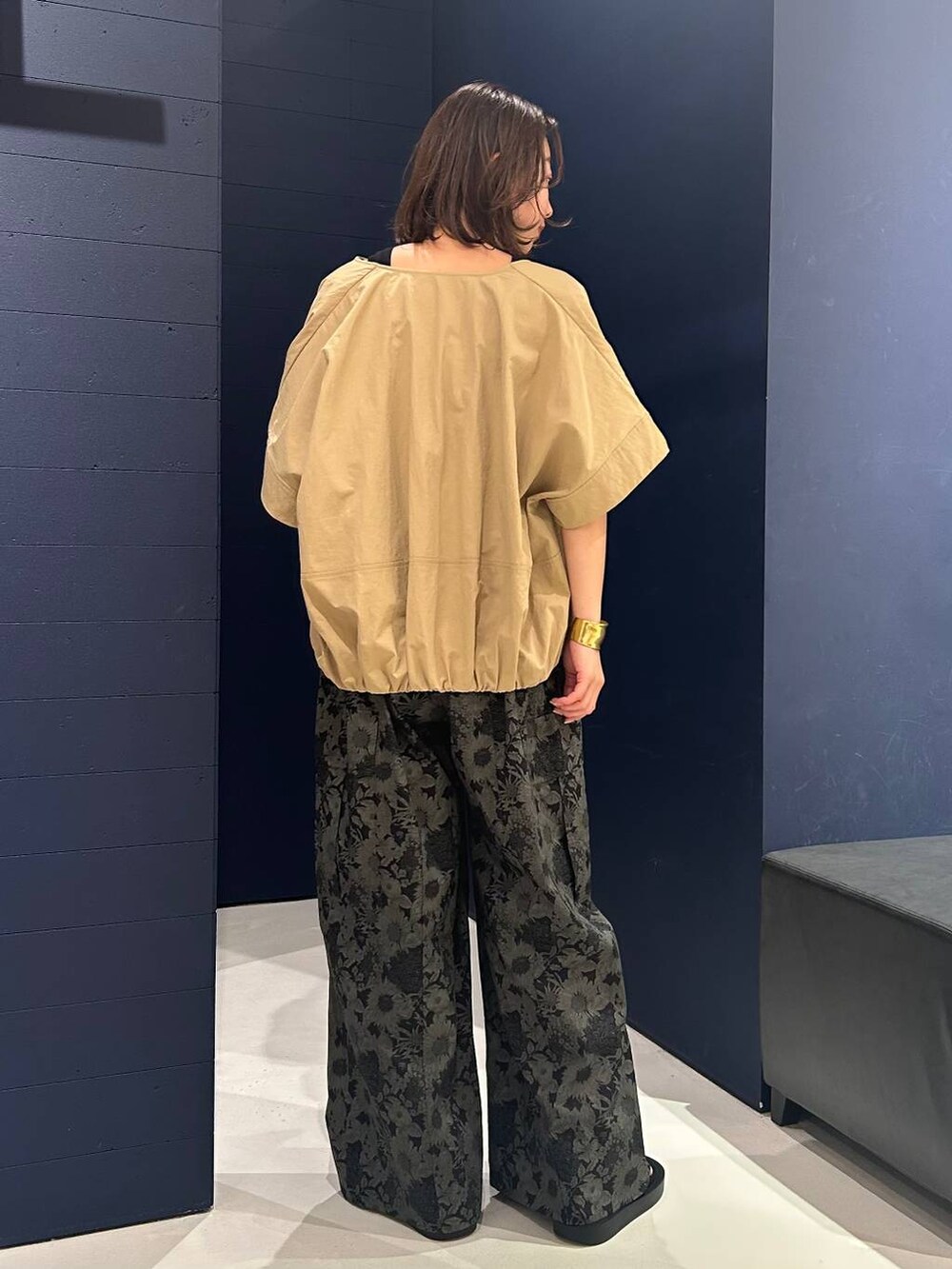 ブラック系のタンクトップ、グレー系のカーゴパンツ、ベージュ系のシャツ/ブラウスを着用したレディースの春コーディネートの5枚目の写真