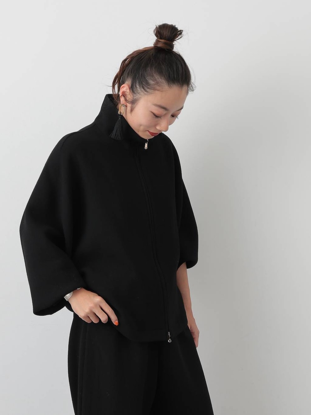ブラック系のその他パンツ、ブラック系のブルゾン、ブラック系のピアス(両耳用)を着用したレディースの夏コーディネートの6枚目の写真