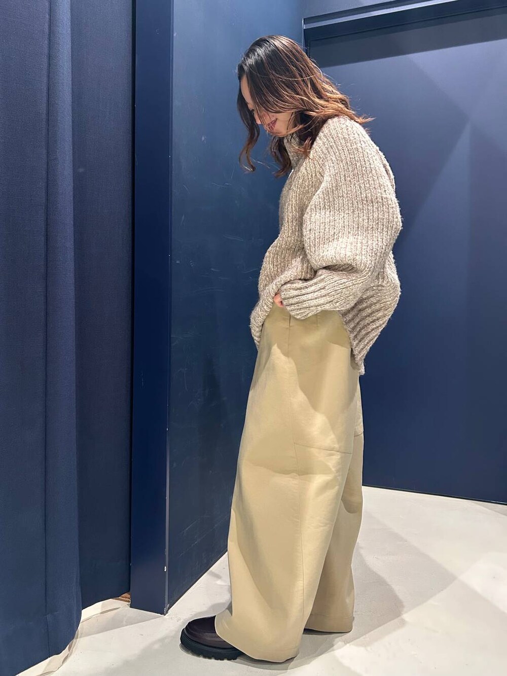 ブラウン系のその他パンツ、ベージュ系のニット/セーターを着用したレディースの冬コーディネートの3枚目の写真