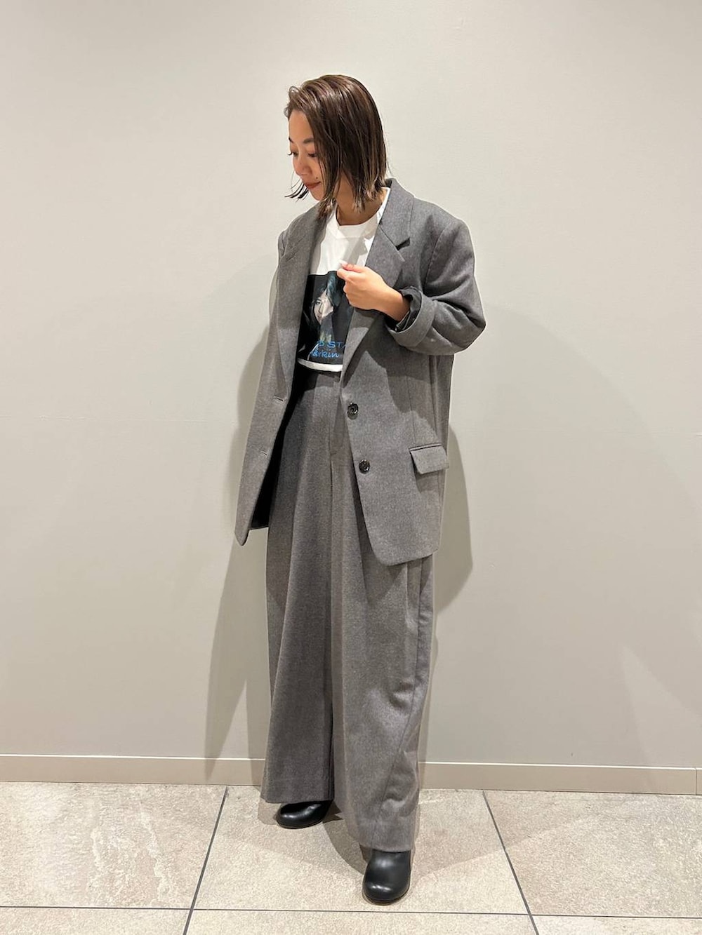 グレー系のテーラードジャケット、グレー系のその他パンツを着用したレディースの秋コーディネートの2枚目の写真