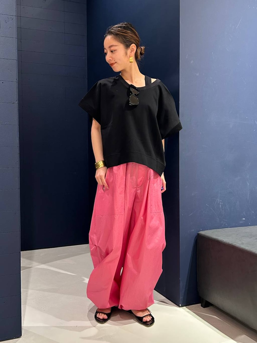 ブラック系のタンクトップ、ピンク系のカーゴパンツ、ブラック系のTシャツ/カットソーを着用したレディースの春コーディネートの2枚目の写真