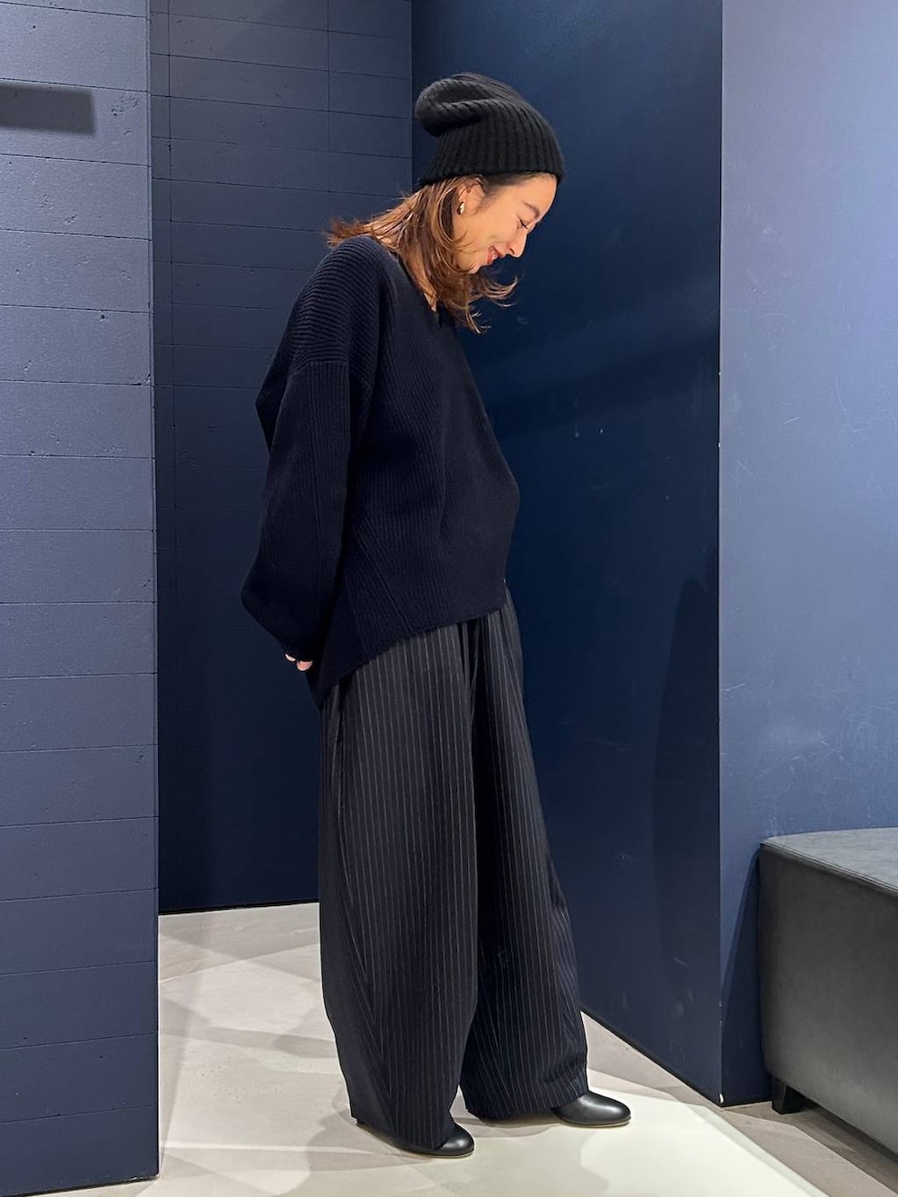 ブルー系のその他パンツ、ブルー系のニット/セーターを着用したレディースの秋コーディネートの3枚目の写真