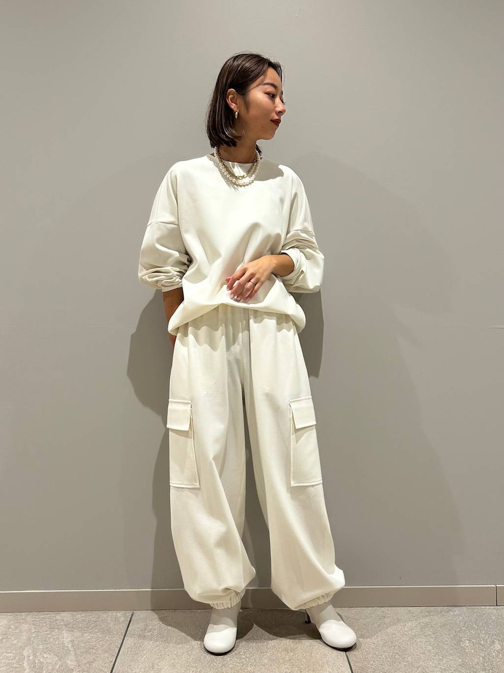 ホワイト系のカーゴパンツ、ホワイト系のスウェットを着用したレディースの秋コーディネートの4枚目の写真