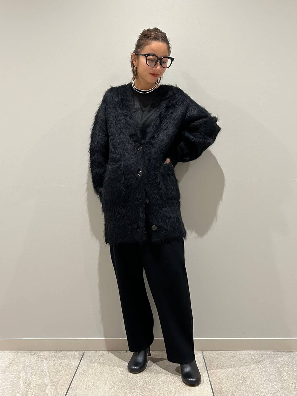 ブラック系のカーディガン/ボレロ、ブラック系のその他パンツ、ブラック系のTシャツ/カットソーを着用したレディースの秋コーディネートの2枚目の写真