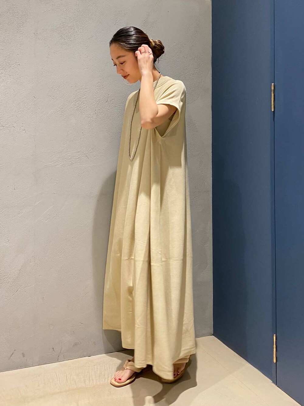 ベージュ系のワンピースを着用したレディースの夏コーディネートの2枚目の写真