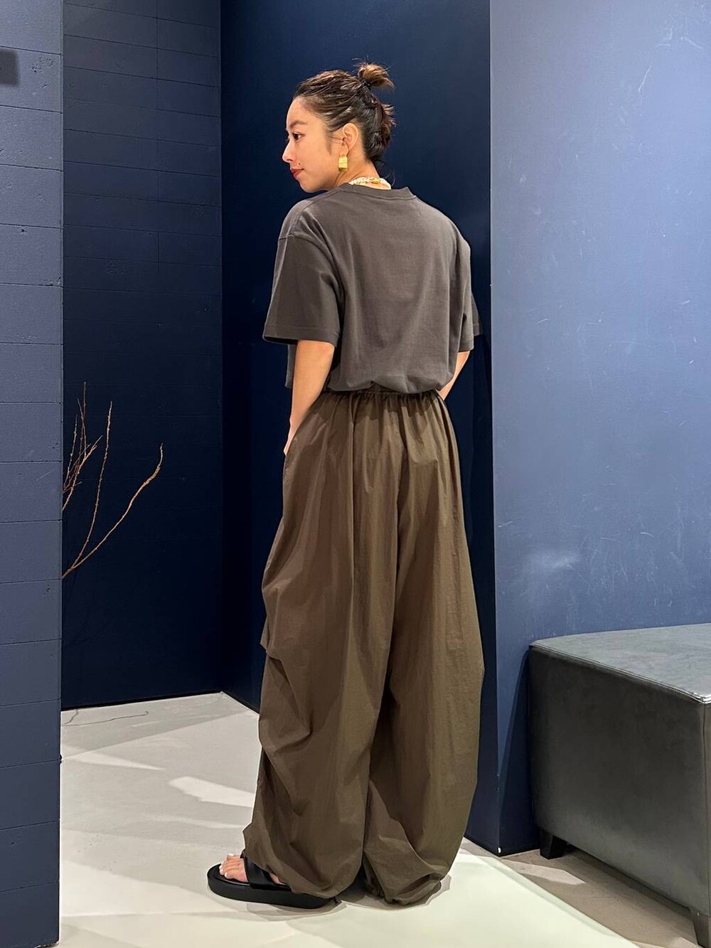 ホワイト系のTシャツ/カットソー、グリーン系のカーゴパンツ、ブラック系のサンダルを着用したレディースの夏コーディネートの4枚目の写真