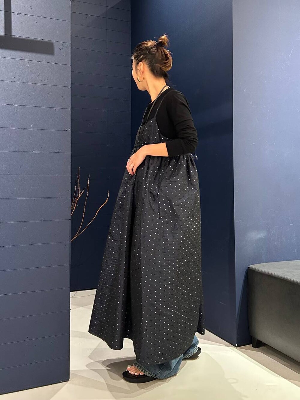 ブラック系のTシャツ/カットソー、ブラック系のサンダル、ブルー系のデニムパンツを着用したレディースの夏コーディネートの3枚目の写真