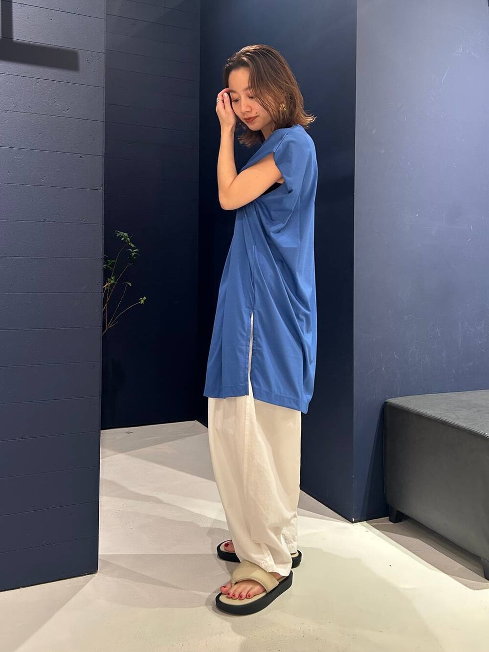 ホワイト系のその他パンツ、ブルー系のTシャツ/カットソー、ゴールド系のネックレスを着用したレディースの夏コーディネートの3枚目の写真