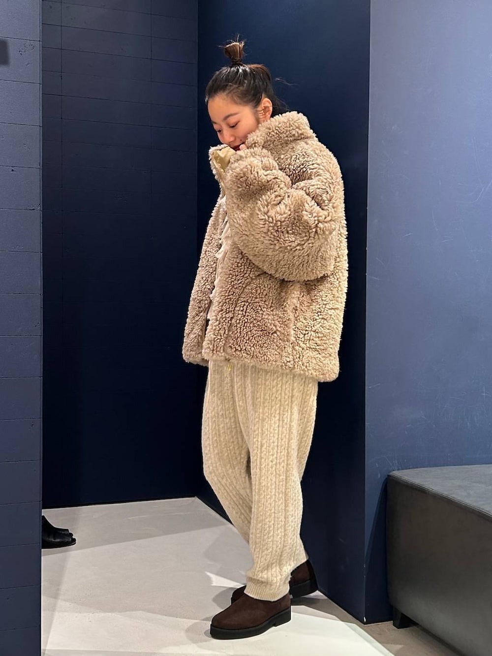 ベージュ系のブルゾン、ホワイト系のその他パンツ、ホワイト系のシャツ/ブラウスを着用したレディースの秋コーディネートの3枚目の写真