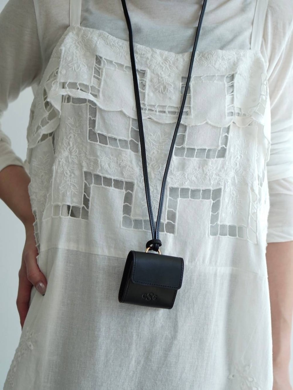 ホワイト系のTシャツ/カットソー、グリーン系のカーゴパンツ、ホワイト系のシャツ/ブラウスを着用したレディースの夏コーディネートの7枚目の写真