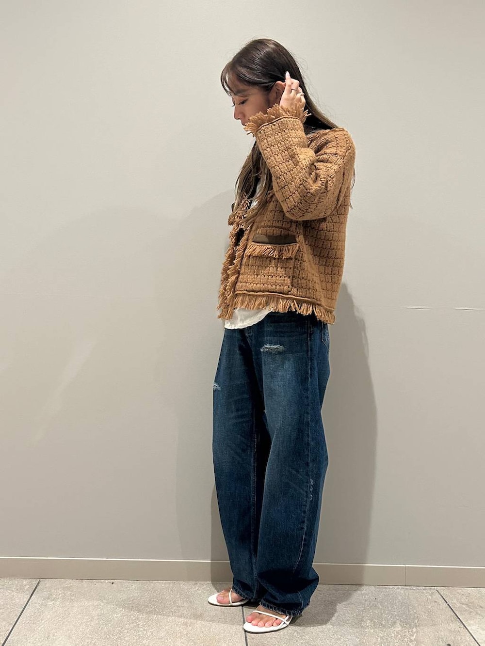 イエロー系のカーディガン/ボレロ、ホワイト系のTシャツ/カットソーを着用したレディースの秋コーディネートの2枚目の写真