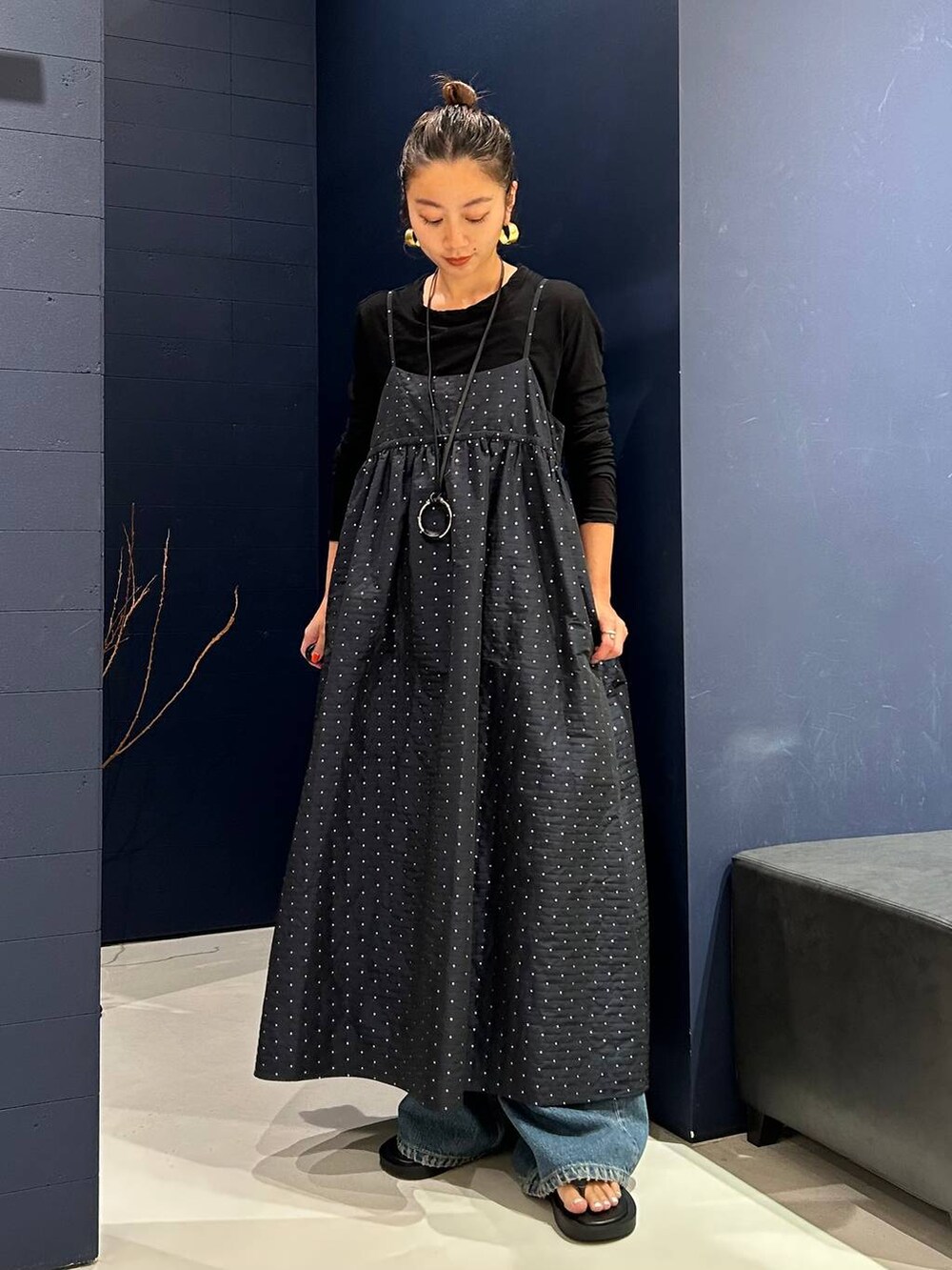 ブラック系のTシャツ/カットソー、ブラック系のサンダル、ブルー系のデニムパンツを着用したレディースの夏コーディネートの2枚目の写真