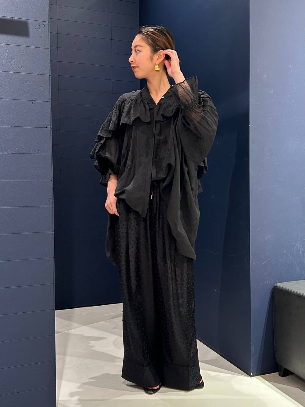 ブラック系のその他パンツ、ブラック系のシャツ/ブラウスを着用したレディースの春コーディネートの2枚目の写真