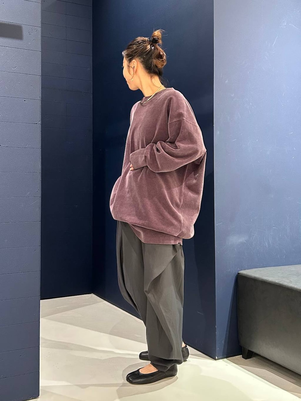 グレー系のその他パンツ、グレー系のニット/セーター、ゴールド系のチョーカーを着用したレディースの夏コーディネートの3枚目の写真