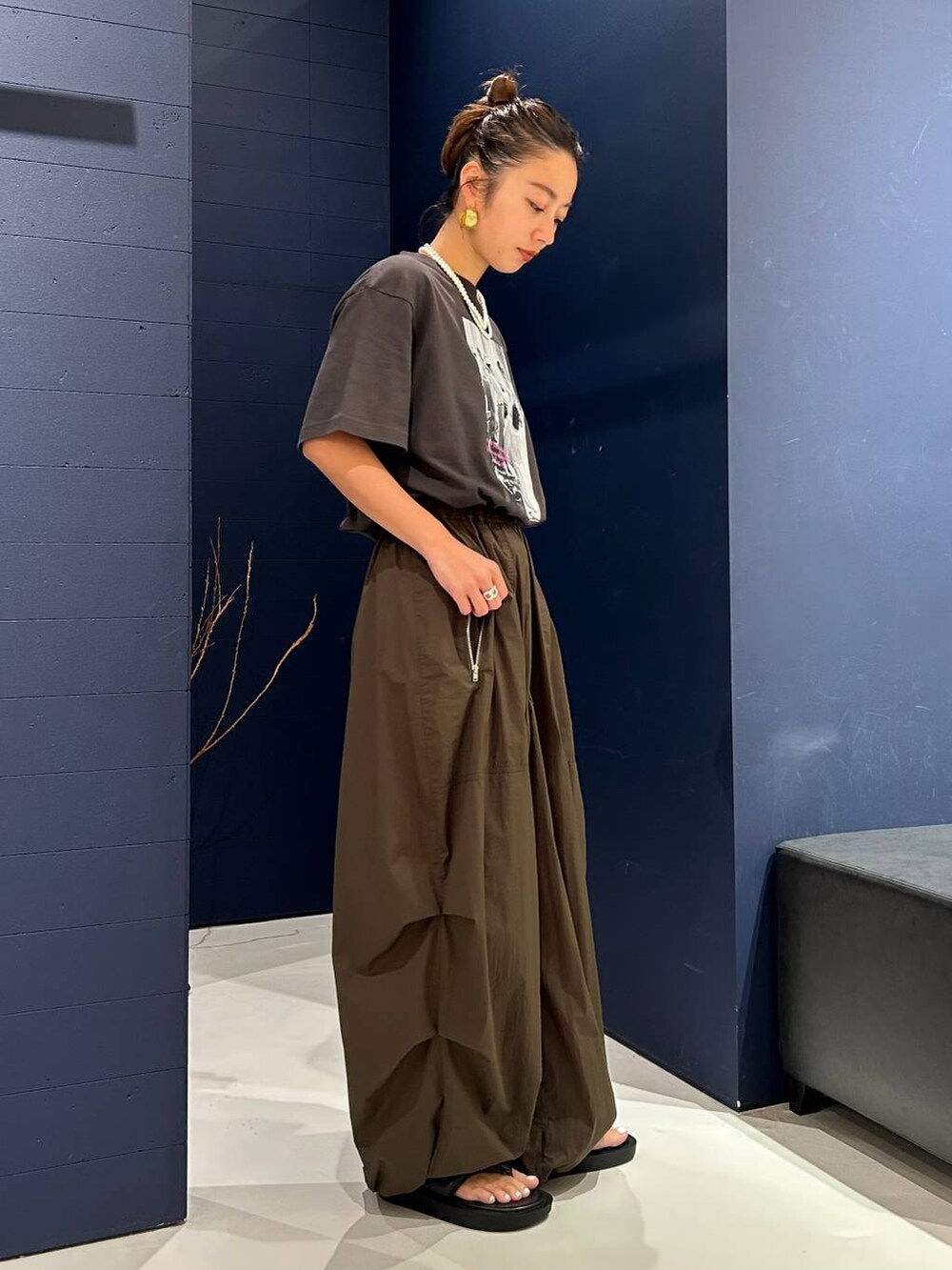 ホワイト系のTシャツ/カットソー、グリーン系のカーゴパンツ、ブラック系のサンダルを着用したレディースの夏コーディネートの5枚目の写真