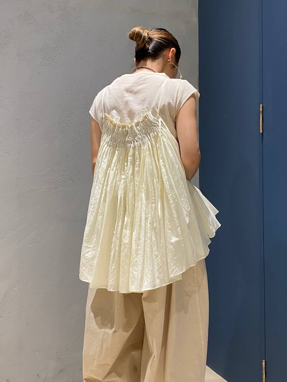 ホワイト系のキャミソール、ホワイト系のその他パンツ、ベージュ系のTシャツ/カットソーを着用したレディースの夏コーディネートの3枚目の写真