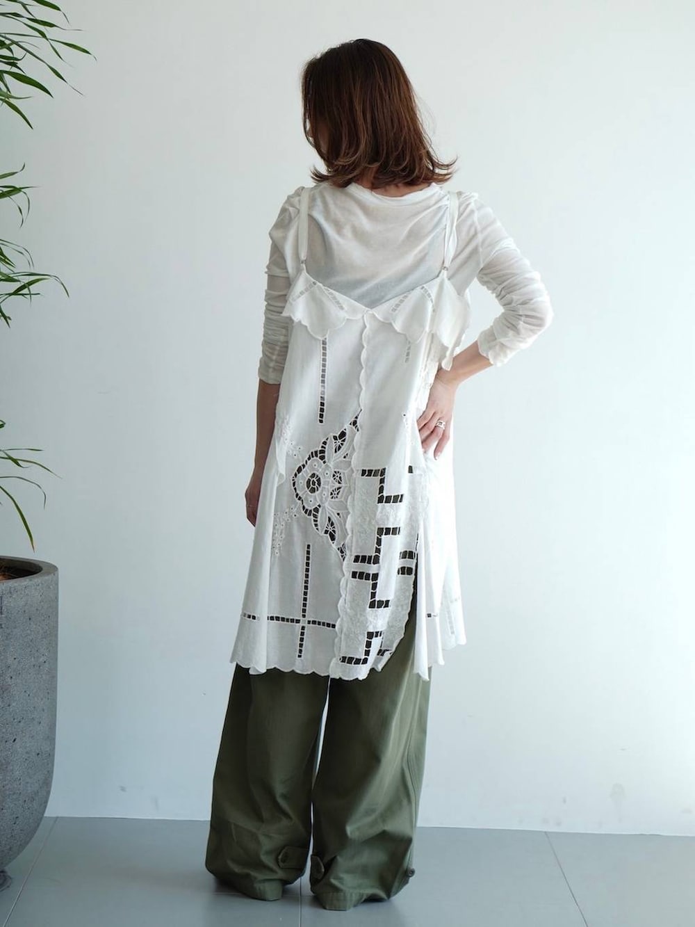 ホワイト系のTシャツ/カットソー、グリーン系のカーゴパンツ、ホワイト系のシャツ/ブラウスを着用したレディースの夏コーディネートの5枚目の写真