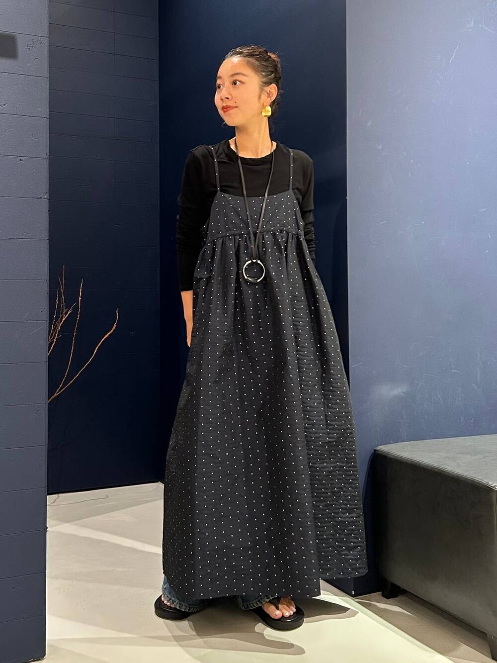 ブラック系のTシャツ/カットソー、ブラック系のサンダル、ブルー系のデニムパンツを着用したレディースの夏コーディネートの5枚目の写真