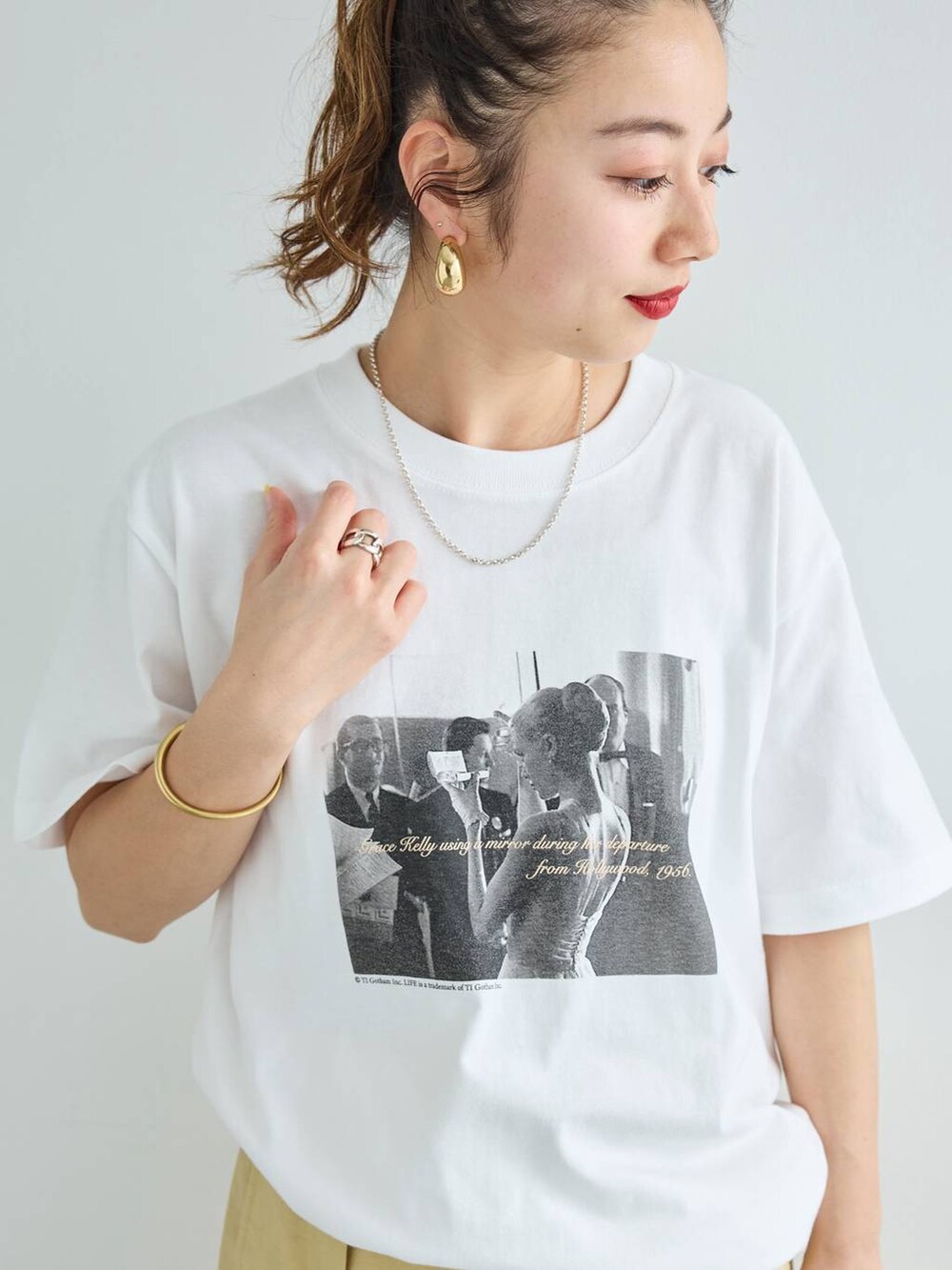 ベージュ系のその他パンツ、ホワイト系のTシャツ/カットソー、ゴールド系のバングル/リストバンドを着用したレディースの春コーディネートの6枚目の写真