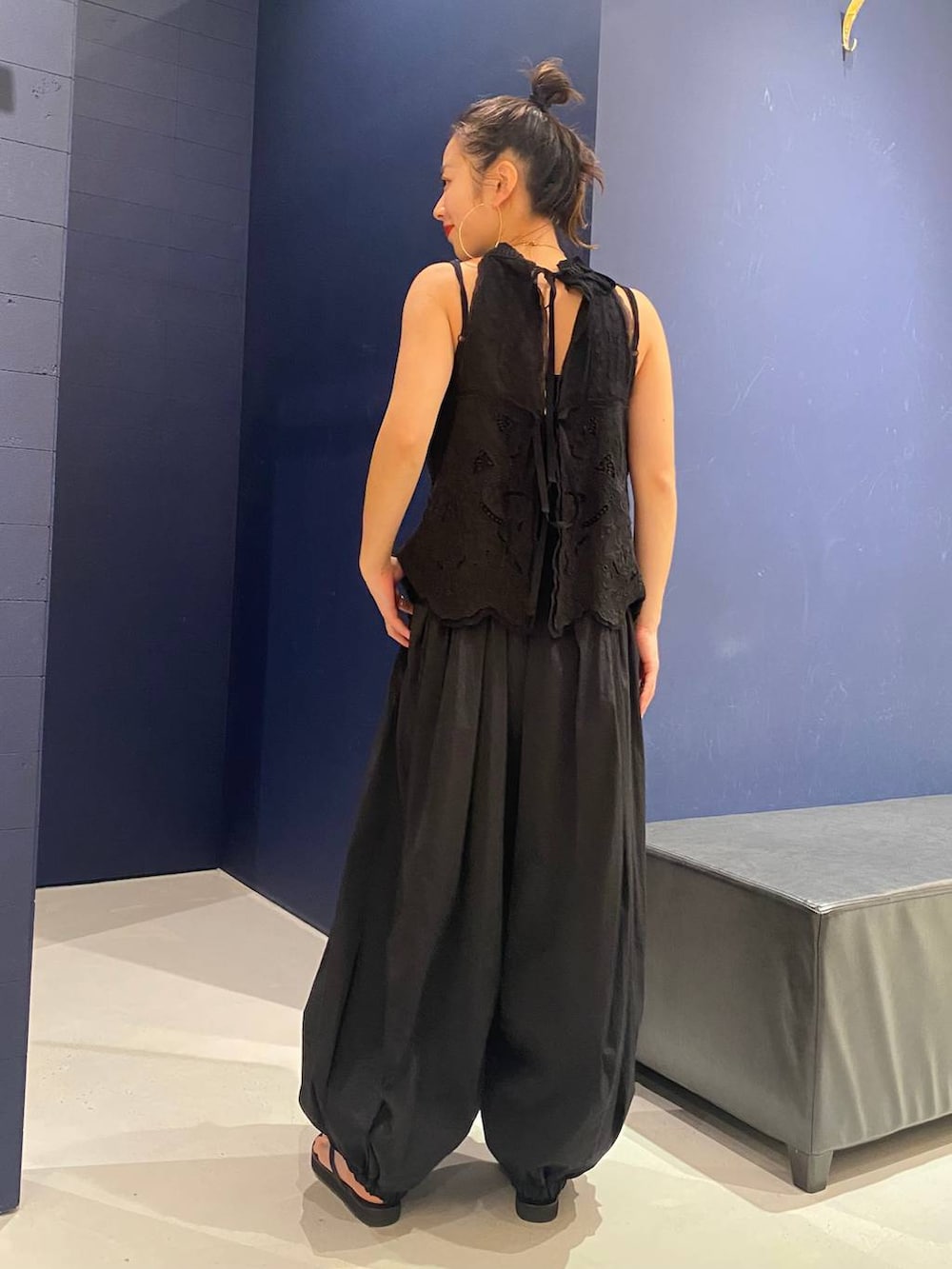 ブラック系のその他パンツ、ブラック系のシャツ/ブラウス、ブラック系のシャツ/ブラウスを着用したレディースの春コーディネートの3枚目の写真