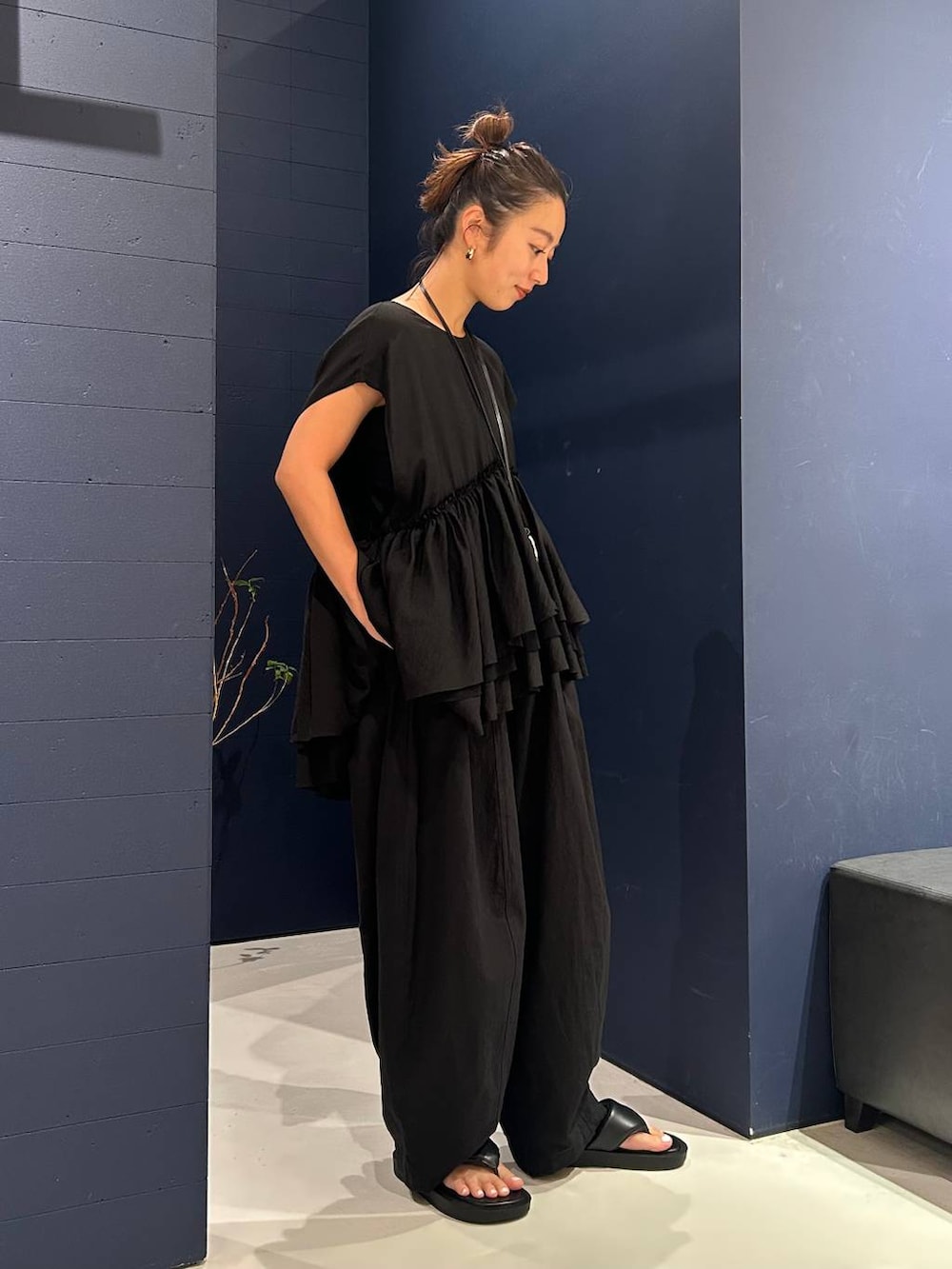 ブラック系のその他パンツ、ブラック系のシャツ/ブラウス、ブラック系のサンダルを着用したレディースの夏コーディネートの5枚目の写真