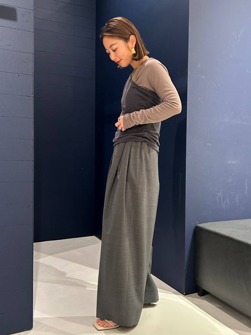 グレー系のその他パンツ、グレー系のTシャツ/カットソー、ブラウン系のタンクトップを着用したレディースの春コーディネートの2枚目の写真