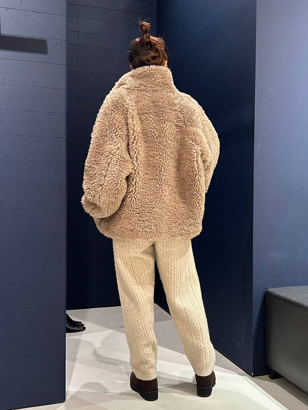 ベージュ系のブルゾン、ホワイト系のその他パンツ、ホワイト系のシャツ/ブラウスを着用したレディースの秋コーディネートの4枚目の写真